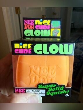 NeeDoh Nice Cube Glow Orange
Super Solid Squish-Glow in the dark.